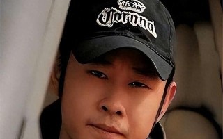刀郎演唱会凄惨，一副铁嗓告诉国人：弱到没有背景强到没有对手（刀郎演唱会唱哭万人）
