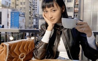 她身高1.79米山东大妞，移居香港做模特当演员，单亲带女嫁好男人