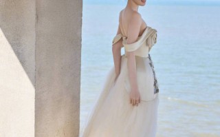 童瑶穿白玫瑰抹胸裙气质佳 海边露明媚笑容好养眼