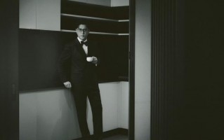 靳东大雪晒9宫格！黑西装+眼镜杀，这波“东式”温暖我先磕了！