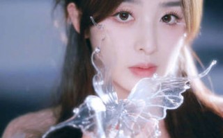 张含韵一身白裙化身优雅白天鹅 看向远方眼神温柔