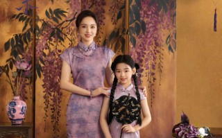 董璇与小酒窝同穿紫色系旗袍 母女俩贴贴颜值能打