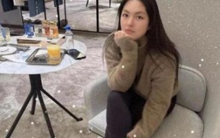 李湘王诗龄奢华购物，母女同框展示名媛风范