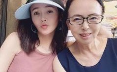 低调演员于明加：幸福婚姻与两个可爱女儿的完美人生