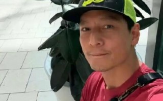 吴彦祖坐长椅怼脸自拍 称懂了老头的快乐