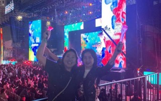 何超琼参加锋味摇滚美食节，涂口红浓妆打扮，和干女儿玩得超开心（何超琼参演的作品有哪些电影）
