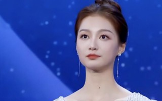 主持界新力量冯琳，央视大赛成关注点，春晚舞台或成转折。（央视主持人冯琳现况）