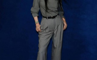 那英最新写真释出！长发及腰超飒，灰色造型尽显优雅