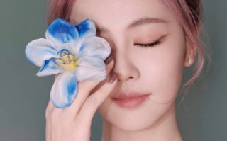 白鹿穿吊带碎钻裙身姿曼妙 手拿百合花恬静美好