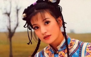 49岁的赵薇，眼袋肥大面如枯槁，一手好牌打稀烂，如今她后悔了吗（赵薇有眼袋吗）