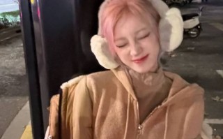 宋雨琦浅棕系穿搭慵懒舒适 兔耳造型尽显灵动娇憨