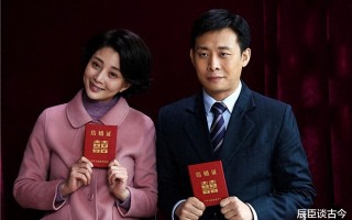 张译因贪玩救父母一命，娶二婚央视妻子，前岳母嘲：像大队会计（张译现任妻子是谁）