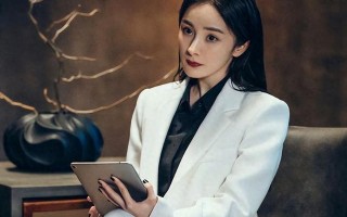 杨幂春晚联排后被骚扰？全身穿搭13万，无惧与魏大勋同台