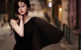 白鹿妩媚优雅身姿穿行夜色街头 复古港风美人风情