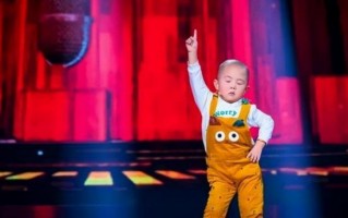 5岁上春晚走红，年入百万开始厌学，如今13岁的张峻豪却过成这样（张峻豪9岁节目）