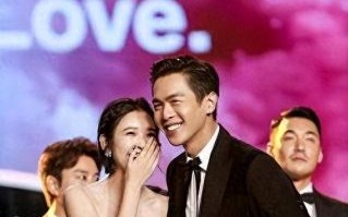 唐艺昕元宵节晒全家福，张若昀甜蜜护妻女引热议