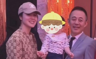 58岁侯勇老来得子！三婚老婆小20多岁，满身名牌，逛街拎18万包包