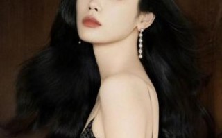 奚梦瑶岁月逆袭，豪门超模重返T台震撼秀场