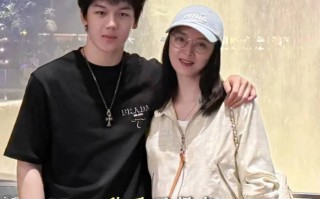 王艳儿子19岁近照曝光！搂着妈妈拍照画面温馨有爱