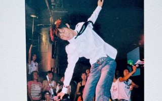 离谱！网友珍藏何炅喝过的水长达20年，曾和女歌迷争抢这瓶水