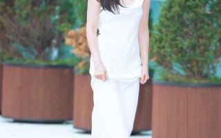 孙艺珍让人为之倾倒，穿白色缎面礼服造型笑眼弯弯，优雅仙气​​​（孙艺珍结婚照）