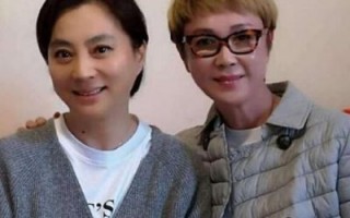 李嘉欣近照曝光：54岁依旧风采迷人，与富婆合影尽显独特魅力