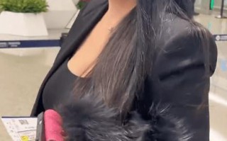 李湘机场被贴脸开大 被问是否看到模仿自己的网友