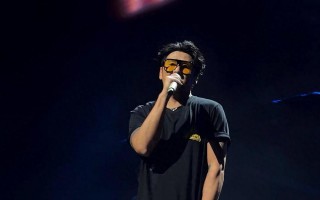 46岁曹格演唱会“尺度大”，与女粉丝十指紧扣、还亲吻合影引争议