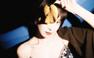 宋茜穿蕾丝吊带裙姿态灵动 双手捧脸娇俏又松弛