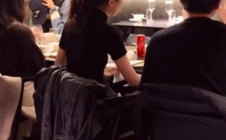 李嫣上海吃饭被偶遇，大冬天穿短袖很抗冻，又瘦又美很像妈妈王菲