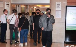 目前许绍雄还未苏醒 一众港星前往医院探望他