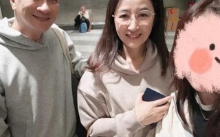 61岁关咏荷与丈夫张家辉穿情侣卫衣，气质特别好，看起来都很年轻