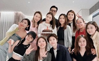 何超莲晒33岁生日照，老公窦骁成最大显眼包！甜搭妻子肩膀超恩（何超莲现任老公）