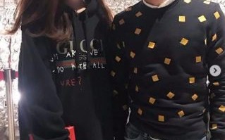京多安与B席夫妇欢乐圣诞聚会，晒合照共享美好时光