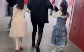 谢娜与张杰差岁数，41岁的大姐大幸福地养活着双胞胎女儿