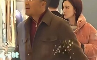 张萌和老公逛街甜蜜亲吻 日常互动亲昵随性