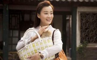 她14岁上春晚，改名4次也没红，男友转头花9亿娶李小冉她只能成全