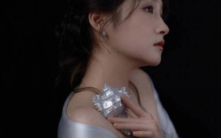 关晓彤身着银灰色缎面长裙 发丝轻拂尽显温婉华贵