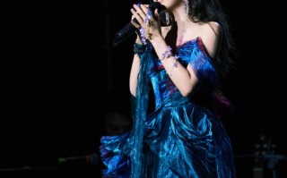 谭松韵蓝紫抹胸裙唯美动人 宛若幻蝶仙女魅力十足