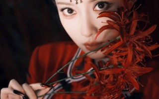 孟子义穿红色旗袍身姿曼妙 手持羽毛扇冷艳动人