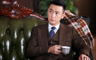他曾是央视主持，现在沦落到在演艺圈跑龙套，20年过去后悔了没有（央视原知名主持人有哪些）