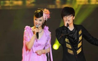 玖月奇迹现状：五登春晚，离婚后王小玮事业高升，王小海杳无音讯_1