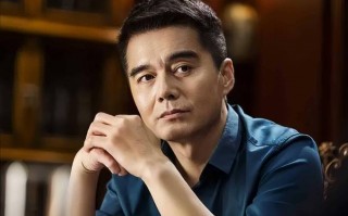 许亚军也没想到，24岁儿子许何，如今成了他深陷骂声中的“救赎”