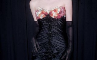 欧阳娜娜身穿抹胸黑色礼裙 气质高贵化身暗夜花仙