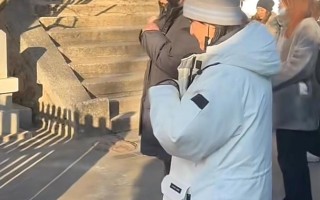 郭京飞夫妇罕见同框照曝光！去大孤山祈福，鲍莉素颜出镜，变胖了很多