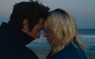 《无处释放我》终极预告 “唇哥”饰传奇摇滚乐手