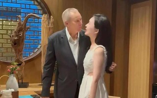 田朴珺搂腰合影疯传，独立人设塌房，社交场上的身体成了通行证