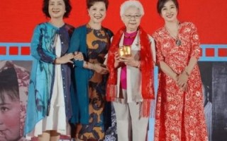 同龄却差异明显：斯琴高娃与刘晓庆的红毯对比引热议