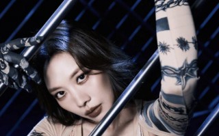 王霏霏穿子弹胸甲锋利夺目 迷你短裤展露腿部线条