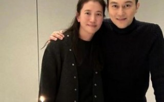 袁咏仪素颜出门吃烤肉被偶遇，张智霖热情与粉丝合照，展现夫妻亲民生活态度